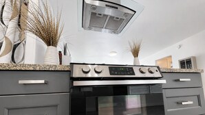 Una cocina moderna con horno integrado y electrodomésticos de acero inoxidable.