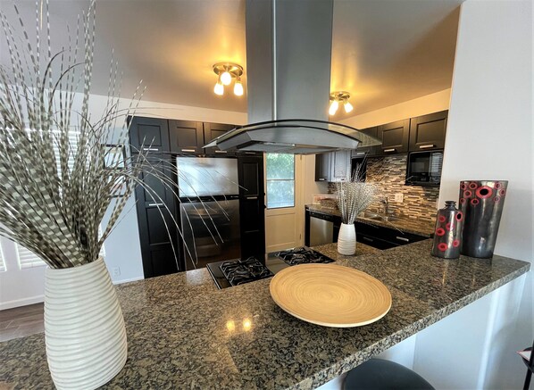 Geladeira, micro-ondas, fogão, cooktop