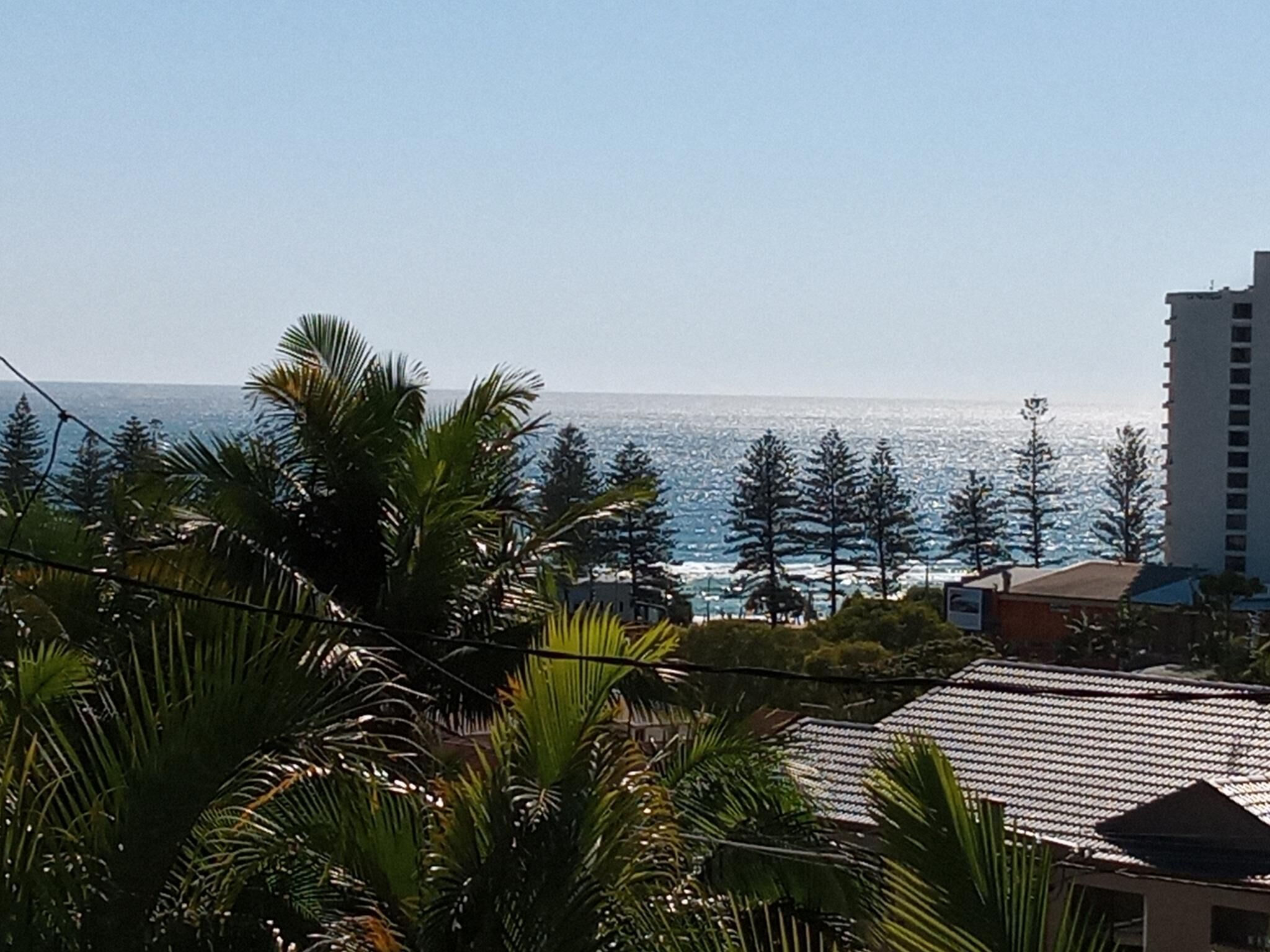 Ocean view apartment 5 minutes walk to Burleigh beach and restaurants