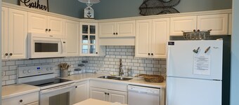Comfortable & Cozy Ocean View & Sound View Condo. Enjoy Island Life! 😎