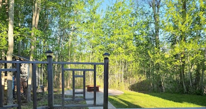 Cozy Cabin at Pigeon Lake
