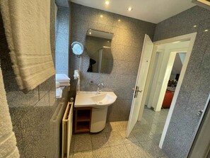 Suihku, hiustenkuivaaja