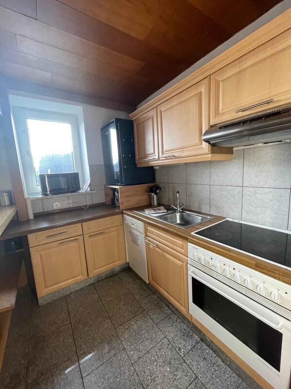 Frigorífico, microondas, horno y placa de cocina