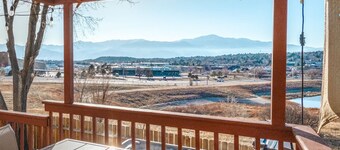🏔 4BR - Arcade - Hot Tub - Foosball- Cozy Mountain View Home!