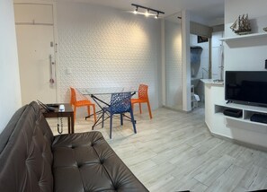 Smart-tv, bordsfotboll och ett bordtennisbord