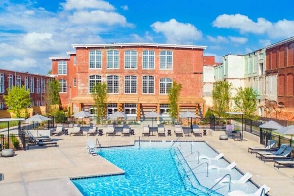 Una piscina al aire libre