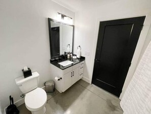 Combined shower/bathtub, hair dryer, towels, soap - Luxury 1-bedroom apartment with pool (Greenville)