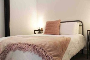 1 bedroom, desk, iron/ironing board, travel cot - Luxury 1-bedroom apartment with pool (Greenville)