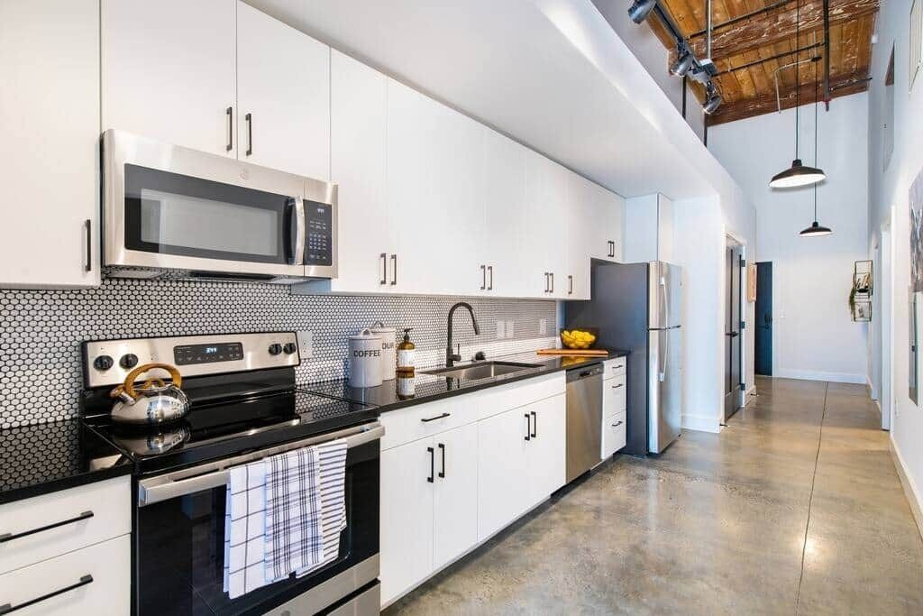 Een koelkast, een microgolfoven, een oven, een kookplaat