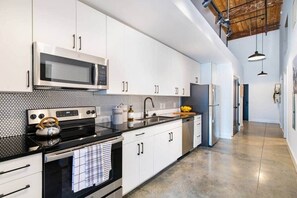 Frigorífico, microondas, horno y placa de cocina