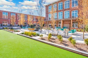 Outdoor dining - Luxury 1-bedroom apartment with pool (Greenville)