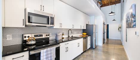 Réfrigérateur, micro-ondes, four, plaque de cuisson