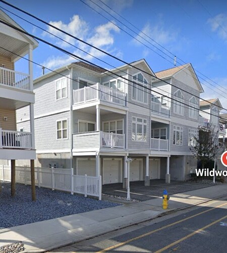 Studio 1 1/2 blocks to Convention Center and beach. Wheelchair accessible.