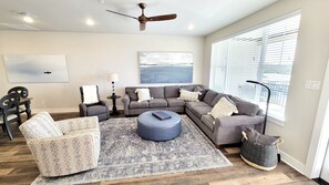 スマートテレビ、暖炉、書庫