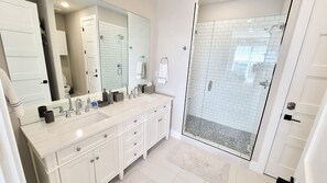 Ensemble douche/baignoire, sèche-cheveux, serviettes fournies, savon