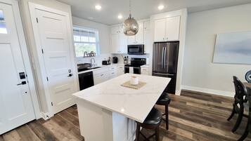 Jääkaappi, mikroaaltouuni, uuni, liesi