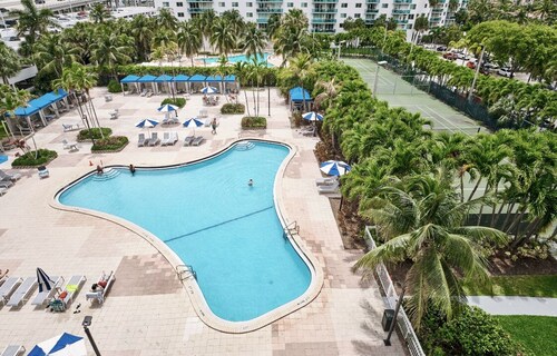 walk to beach, pool, family-friendly, equipped kitchen, self check-in, Wi-Fi.