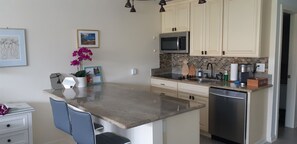 ثلاجة، ميكروويف، موقد طهي مسطح، غسالة أطباق