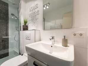 Een douche, een haardroger, handdoeken