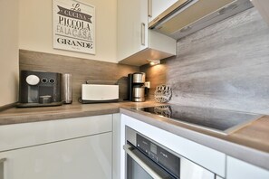 Frigorifero, microonde, forno, piano cottura