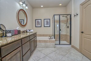 Ensemble baignoire-douche, baignoire à remous, séchoir à cheveux