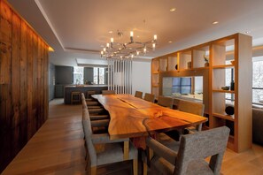 Maisonette, 4 Schlafzimmer | Essbereich im Zimmer