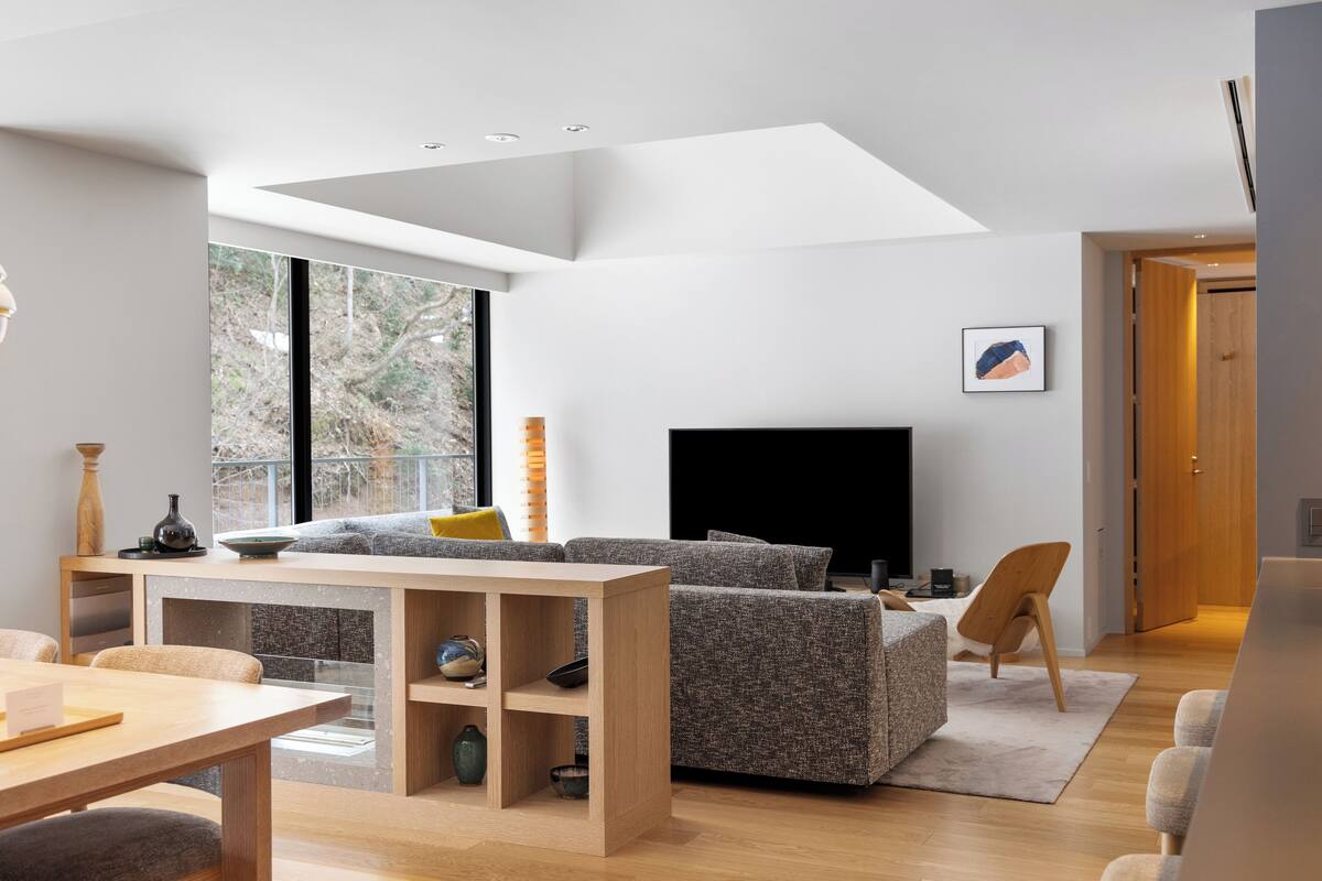 Smart TV, Netflix, heated floors, streaming services