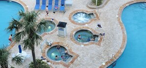 Innendørsbasseng og et oppvarmet basseng