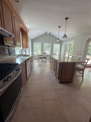 Microwave, coffee/tea maker, cookware/dishes/utensils, paper towels - 5BR Retreat with Private Pool • Sleeps 15 • 20 Minutes to the Hamptons (Manorville)