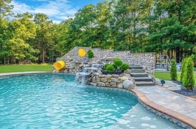 20 Minutes from the Hamptons! Quiet 4 bedroom getaway with pool.