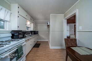 Fridge, microwave, oven, stovetop - The Den in the heart of Abilene. (Abilene)