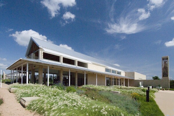 Exterior - The Den in the heart of Abilene. (Abilene)