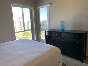 2 bedrooms, WiFi - 8 min walk to the beach amazing top floor w view (Marina del Rey)