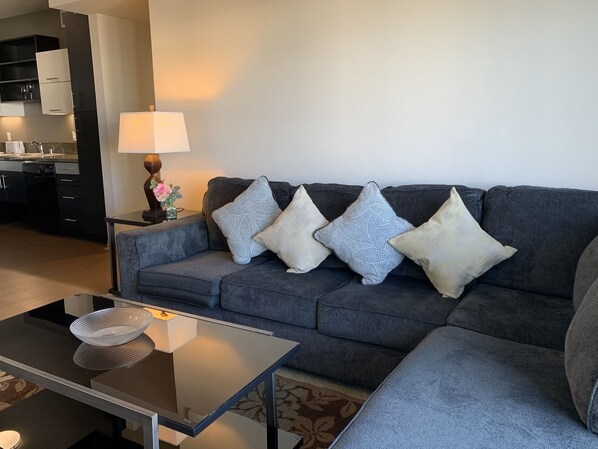 Living area - 8 min walk to the beach amazing top floor w view (Marina del Rey)