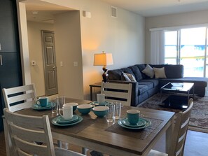 Living area - 8 min walk to the beach amazing top floor w view (Marina del Rey)