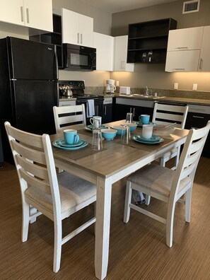 Private kitchen - 8 min walk to the beach amazing top floor w view (Marina del Rey)