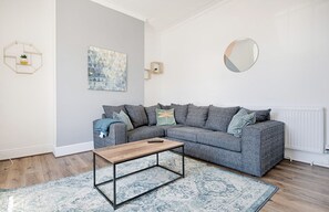 TV - 4 Bed House - Sleeps 11 - Pets - Parking - Wifi (Swansea)