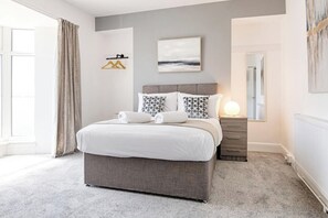 4 bedrooms, iron/ironing board, WiFi, bed sheets - 4 Bed House - Sleeps 11 - Pets - Parking - Wifi (Swansea)