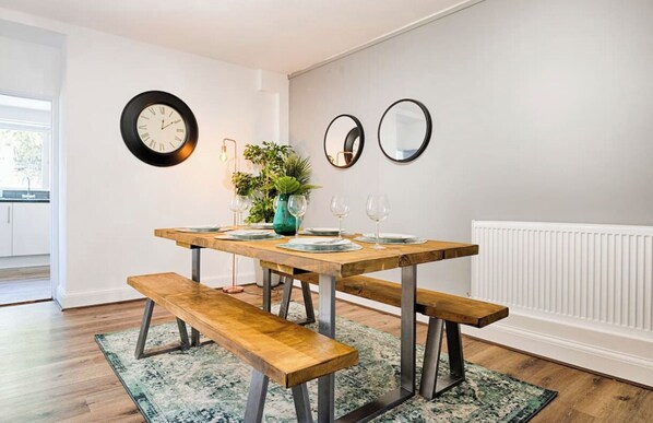 Dining - 4 Bed House - Sleeps 11 - Pets - Parking - Wifi (Swansea)