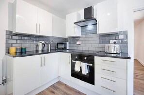 Fridge, microwave, oven, stovetop - 4 Bed House - Sleeps 11 - Pets - Parking - Wifi (Swansea)