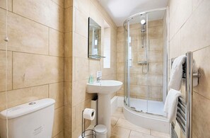 Combined shower/tub, hair dryer, towels - 4 Bed House - Sleeps 11 - Pets - Parking - Wifi (Swansea)