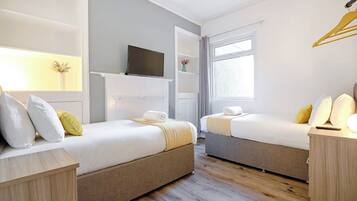 4 bedrooms, iron/ironing board, WiFi, bed sheets