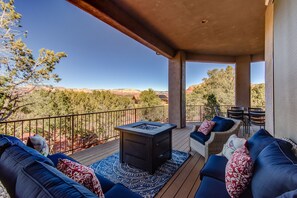 Property grounds - Relax in luxury at Sedona Illuminated, a 4-bedroom retreat in West Sedona. (Sedona)
