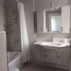 Dusche, Haartrockner, Handtücher, Seife