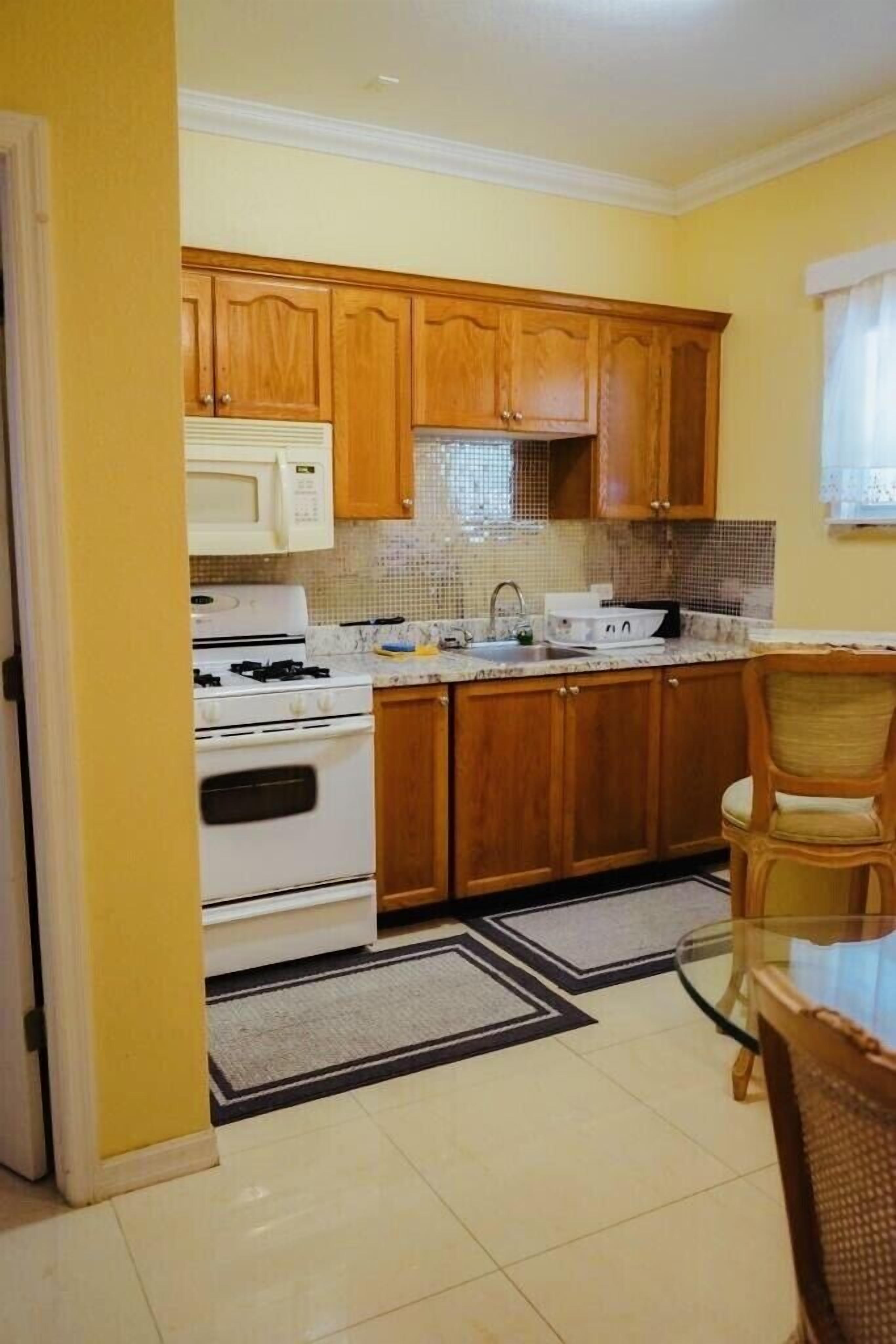 Køleskab, mikrobølgeovn, ovn, kogeplade