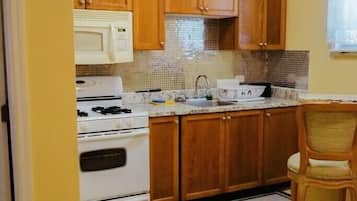 Køleskab, mikrobølgeovn, ovn, kogeplade