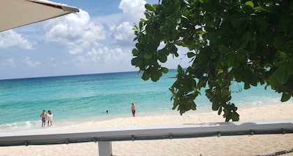 Cozy Modern Apartment -Close to Beaches, Dive Centers- 4 minutes away