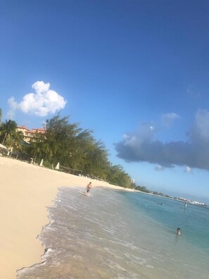 Playa en los alrededores y toallas de playa 