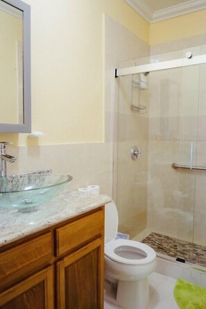 Ducha, secador de pelo, toallas, jabón