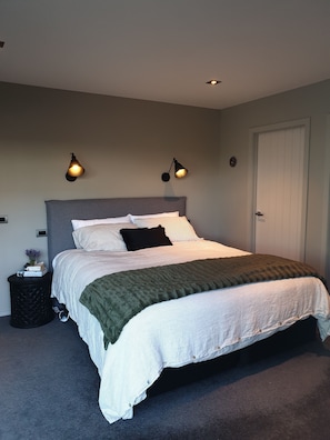 3 bedrooms, iron/ironing board, WiFi, bed sheets - Modern, newly furnished house, with own putting green. (Taupo)